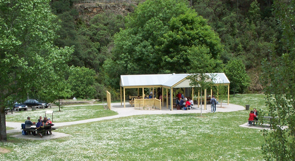 Picnic pavilion and lawn area in Stringer's Park